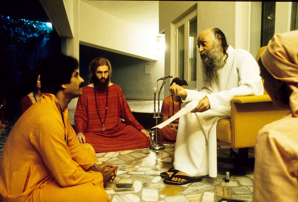 The guru among his disciples, his bodyguard and his secretary